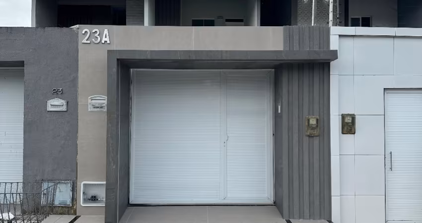Casa duplex com três quartos na Lagoa Redonda