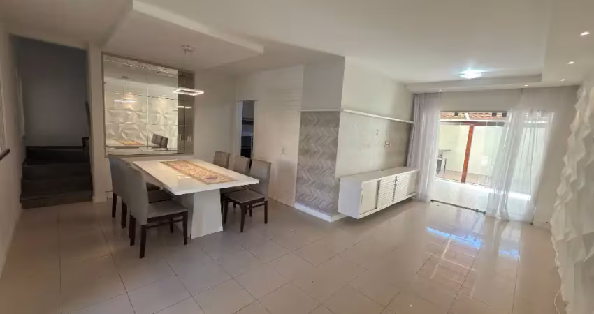Linda casa em condomínio com três suítes na sapiranga