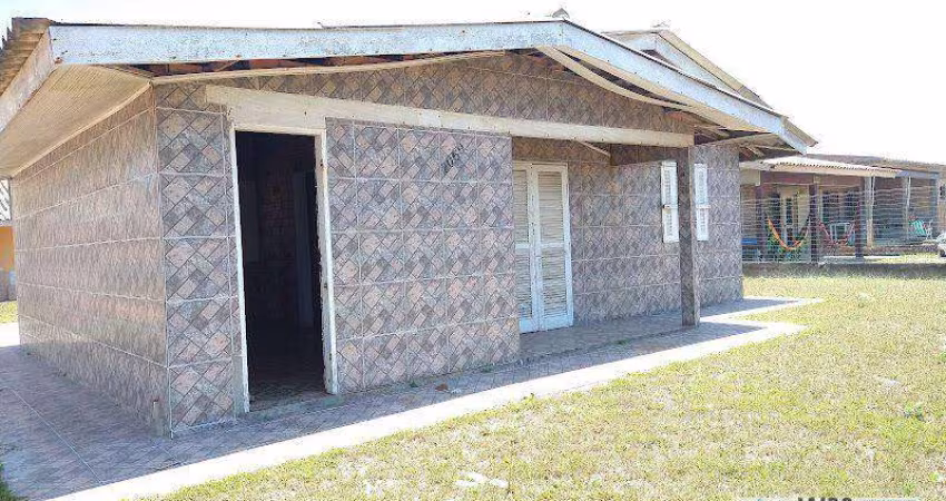 CASA COM AMPLO TERRENO A UMA QUADRA DO MAR!!