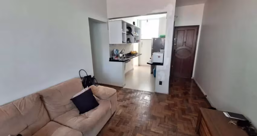 Apartamento amplo 2 quartos reformado dependência à venda na barra!