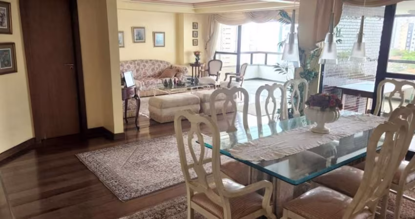 APARTAMENTO 4 SUÍTES VARANDA LAVABO 3 GARAGENS DEPÓSITO PISCINA À VENDA NA GRAÇA!