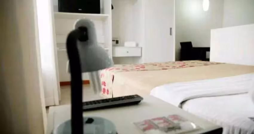 Flat a venda com piscina, recepção, armários, garagem elevadores no caminho das árvores!!!