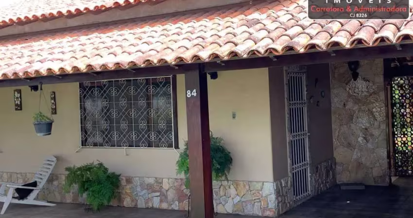 Uma excelente casa de 2 quartos com um anexo de 3 quartos e um lindo jardim