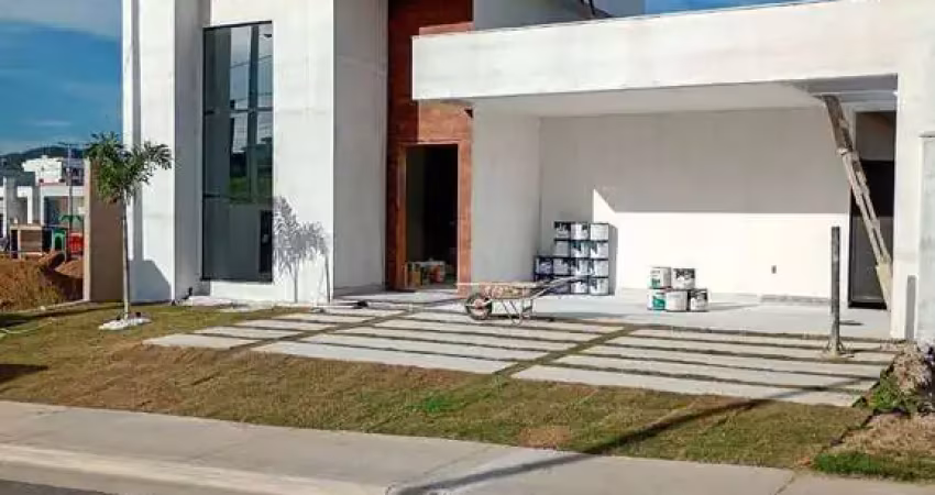 Linda casa em fase final de pintura em condominio fechado.