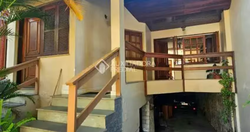 Casa com 4 quartos à venda na Rua Bezerra de Menezes, 135, Passo da Areia, Porto Alegre