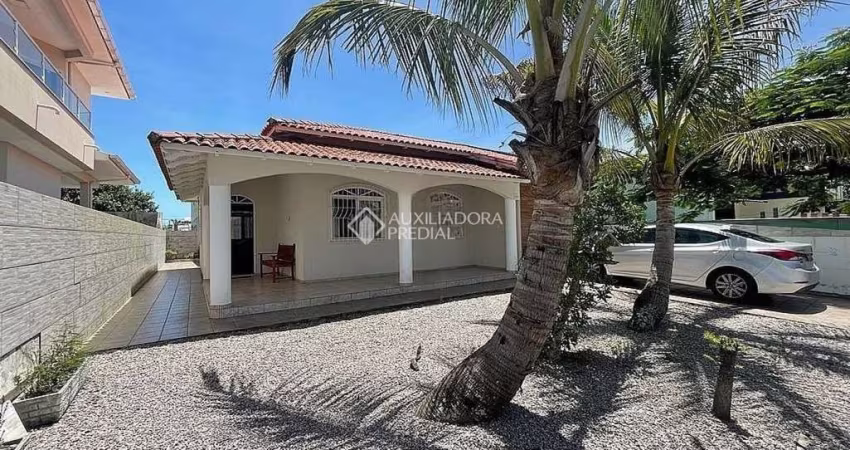 Casa com 4 quartos à venda na Rua Acarai, 555, Praia do Sonho, Palhoça