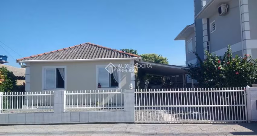 Casa com 3 quartos à venda na das Flores, 5, Enseada de Brito, Palhoça