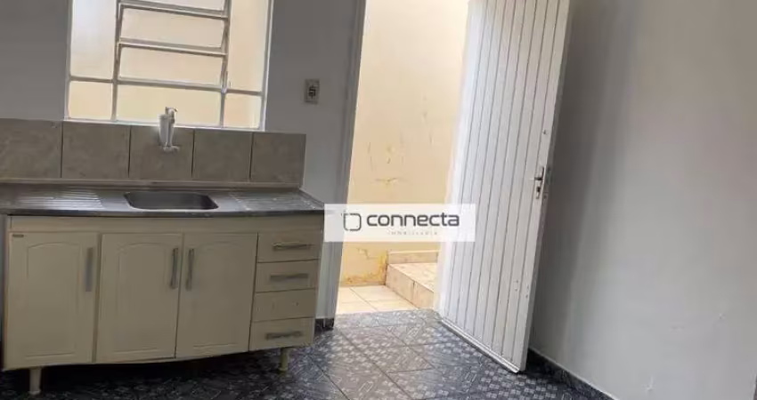 Locação casa com 1 dormitório (não é independente sem vaga de garagem) por r$ 1.040 jd tranquilidade