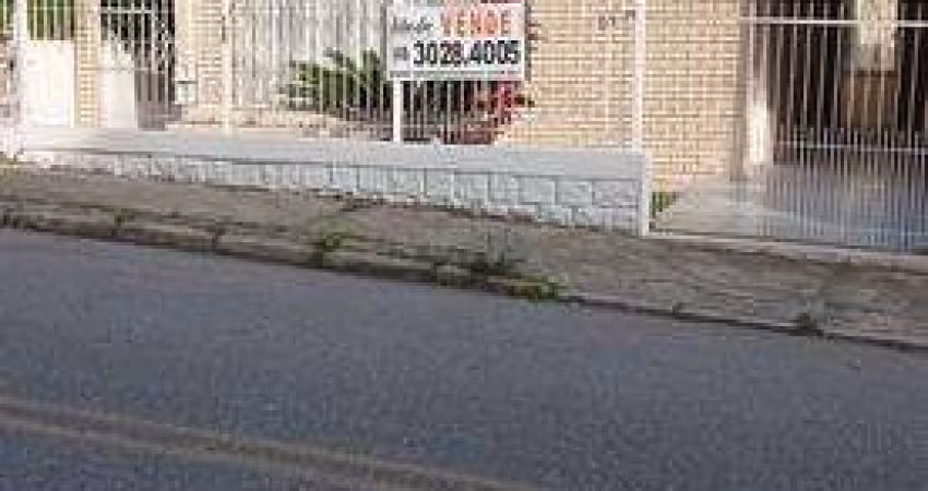 Casa Residencial para Venda Casa com 2 dormitórios e terreno de 300m² no bairro Estreito. FLORIANOPOLIS