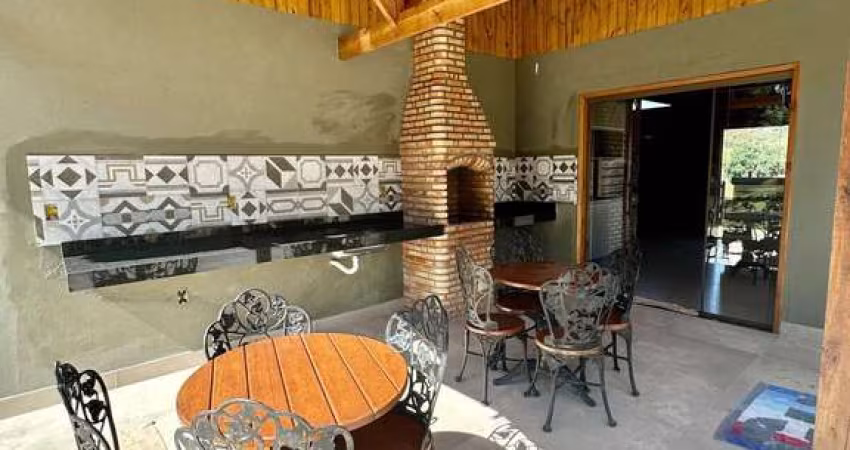 Vendo linda casa em pequeno sítio em Pará de Minas