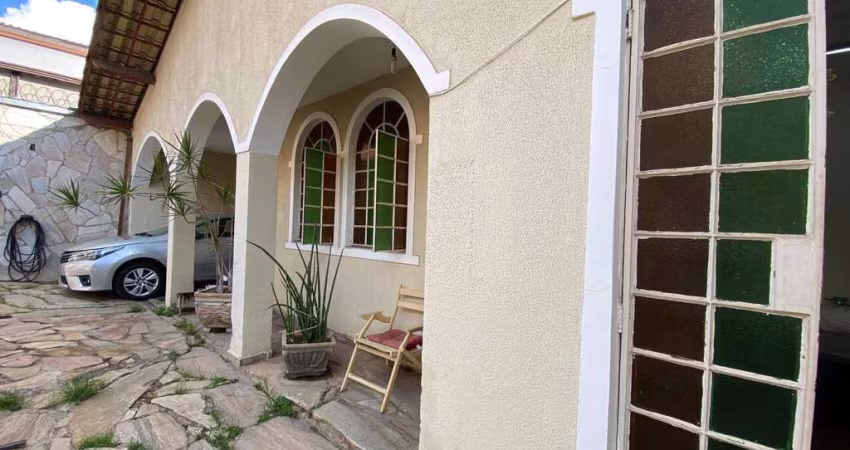 Vendo casa quatro quartos sendo duas suítes - Alípio de Melo/BH