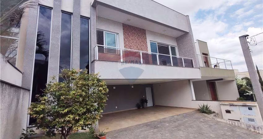 Casa Assobradada no Condomínio Milano com 3 quartos sendo 2 suítes com 193 m2  de área construída. Estuda Permuta.
