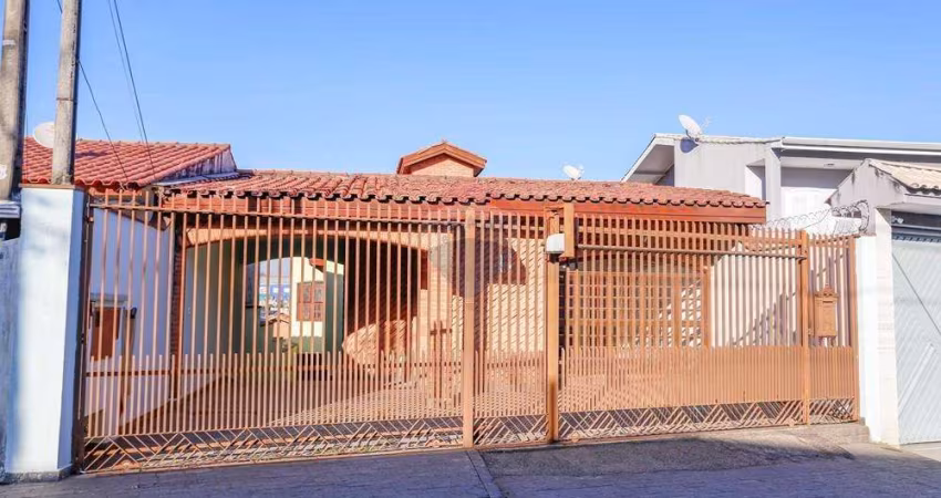 Casa com 3 quartos, sendo 1 suíte, piscina garagem com 4 vagas