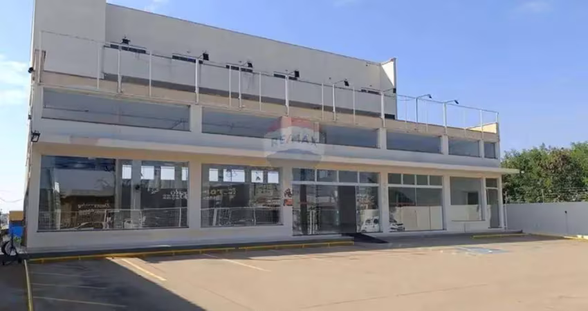 Prédio comercial com 1300m² de área construída em 3000m² de área total,  vagas para até 40 veículos, 10 banheiros