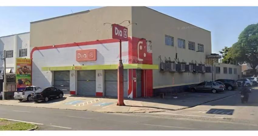 Alão comercial com 650m² de área construída em 750m² de área total, 3 banheiros, 23 vagas, pé direito 6m, excelente  para mercados, academias e lojas