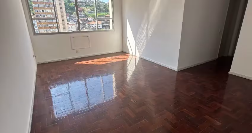 Oportunidade, apartamento com 2 quartos e vaga a 500 mestres da praia.