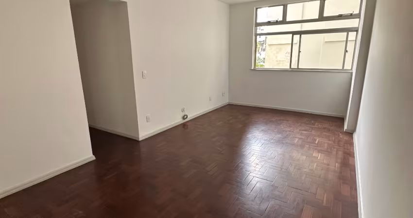 Excelente apartamento, quadra da praia.