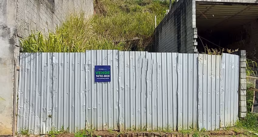 Terreno com 270 m² (7,50m x 36m), já com retirada de terra, no jeito para construir.