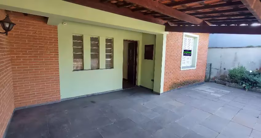 Casa térrea com 500 m² de terreno e ótima localização próximo do Hospital Ribeirão Pires.