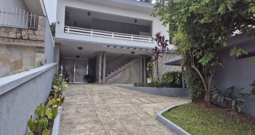 Casa com 3 dormitórios, 2 suítes, 4 vagas, próximo do hospital Ribeirão Pires