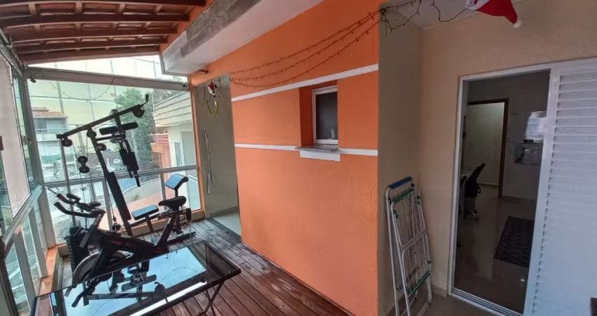 Sobrado seminovo com 3 dormitórios, suíte, 2 vagas no parque Oratório em Santo André