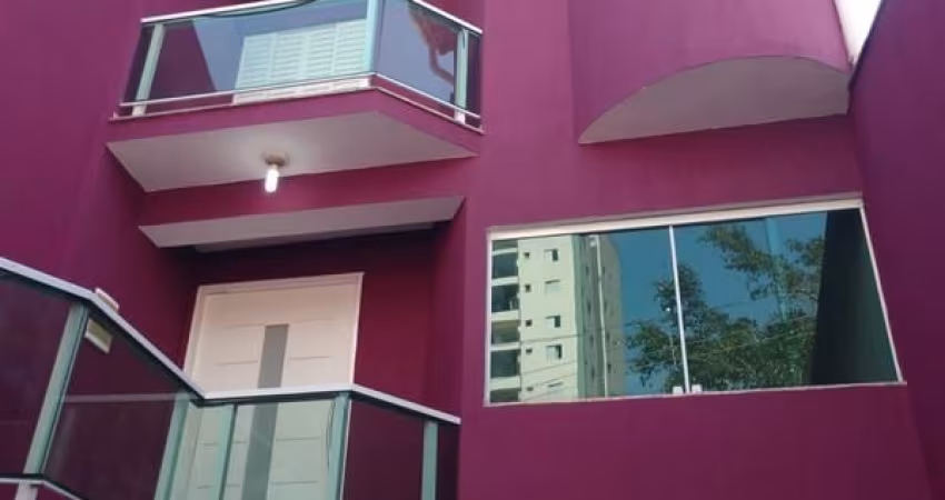 Sobrado com 220 m² de área construída, 03 dormitórios, sendo 01 suíte com sacada, 05 vagas, aceita permuta.