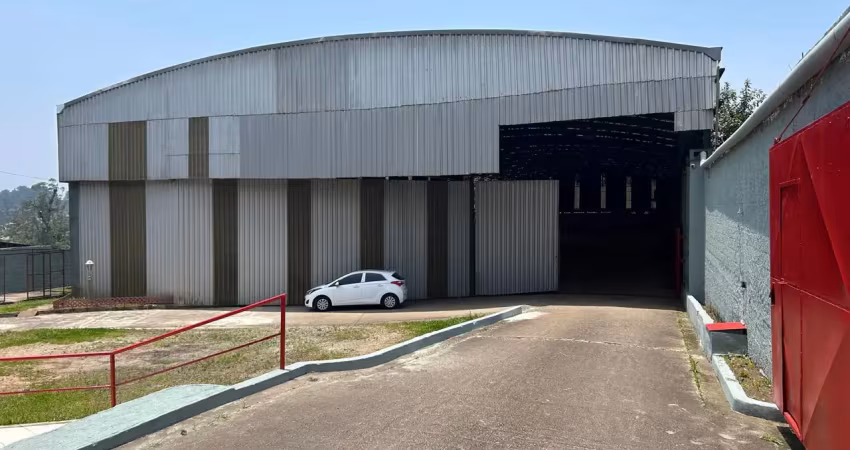 Galpão com 3.500 m² de terreno e área construída de 2.800 m², escritório, vestiário, refeitório.