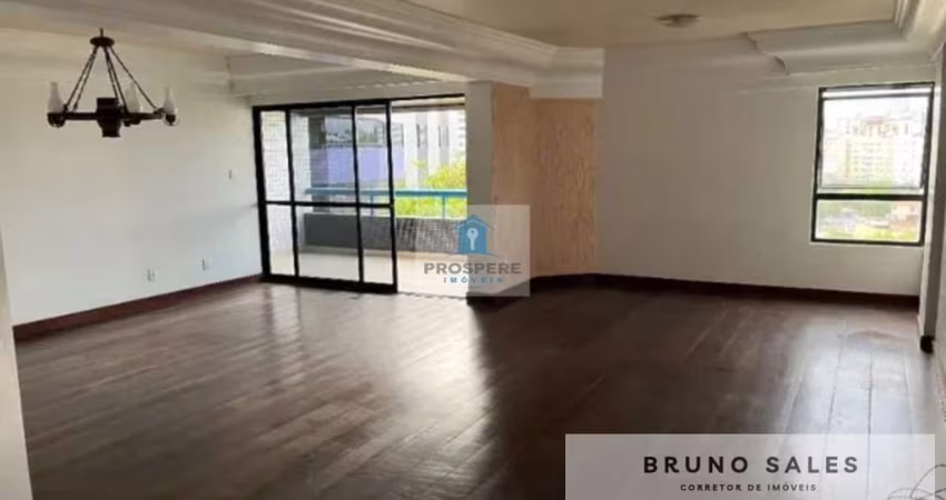 Apartamento no Morro do Conselho com 4 suítes, 2 transformadas em suítes master, sala ampla, varanda, 3 vagas de garagem com depósito.