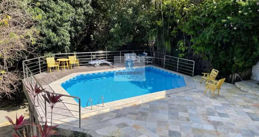Casa: 3 quartos, 5 banheiros, 2 vagas de garagem, varanda e dependência. Condomínio fechado com infraestrutura completa, portaria e área de lazer.