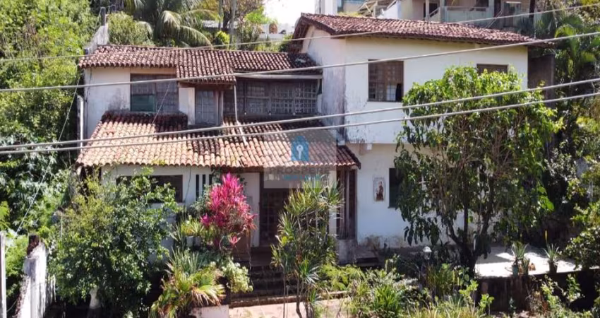 Casa 6 dormitórios sendo 5 suítes, jardim, piscina, 3 vagas, Boca do Rio