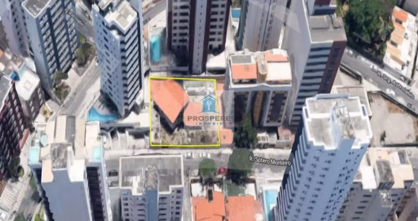 Terreno na Pituba com uma casa, 656 m² com 30,50 m² de frente, 30,50 m² de fundo e 21,30 m² de lateral