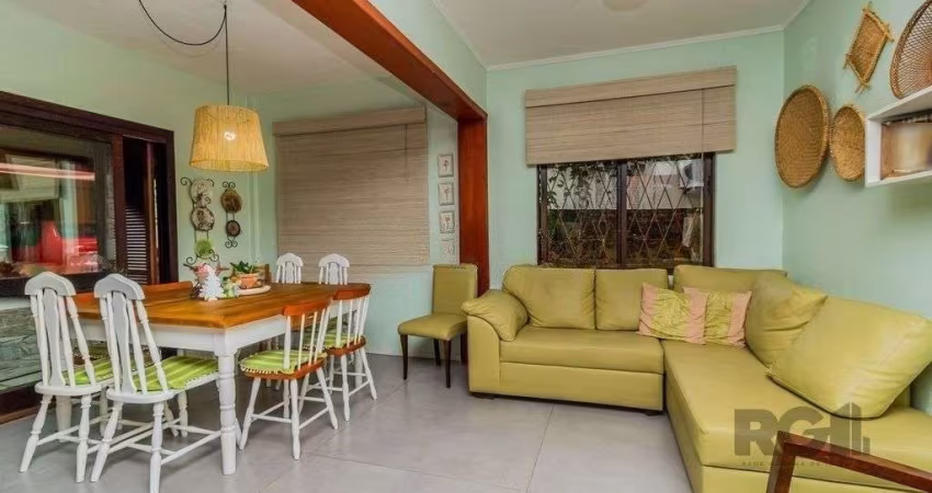 Impecável casa no bairro Medianeira. Living de 3 ambientes com lareira. Com 4 do