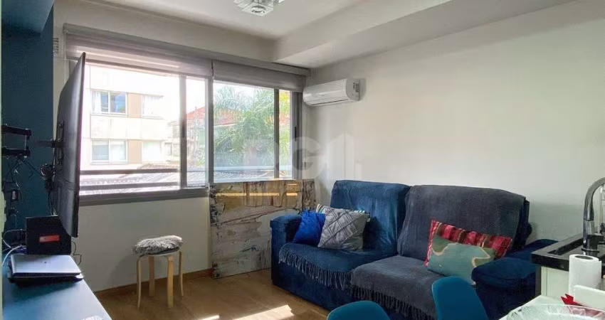 Apartamento em prédio premiado, totalmente montado, no miolo do Menino Deus