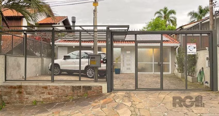 Casa  com Sobrado reformado, de dois pisos, com 3 dormitorios sendo duas  suítes