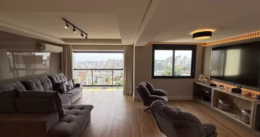 Apartamento mobiliado de 2 dormitórios com suíte e 2 vagas no Petrópolis