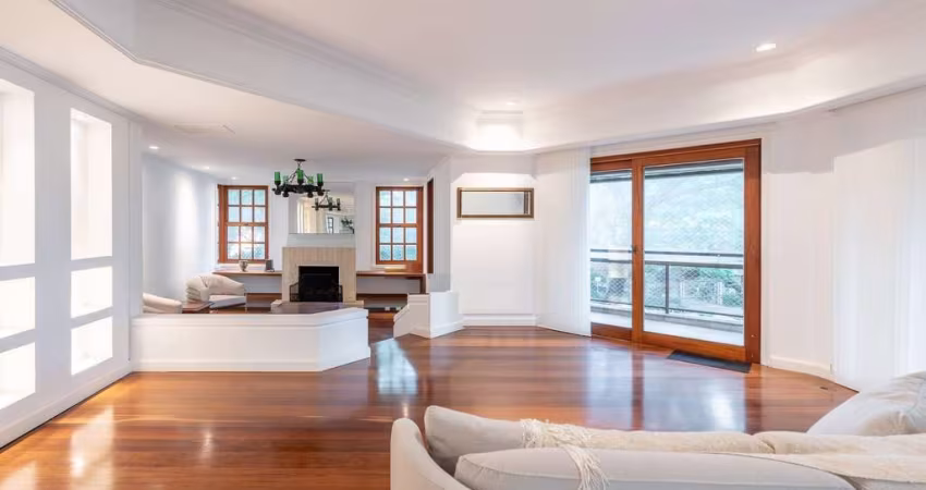Vende-se apartamento de 309,10m² com 3 suítes e 3 vagas de garagem no bairro Aux