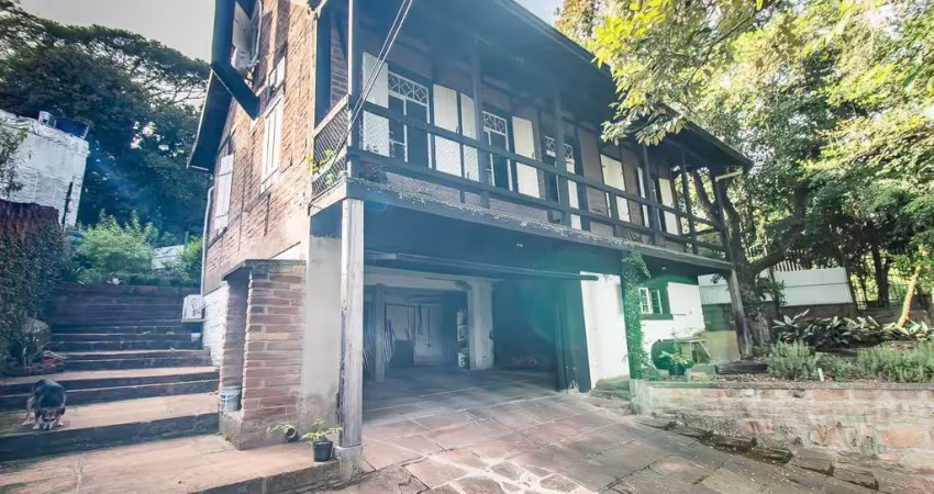 Casa rústica (enxaimel) com 3 pisos e pátios amplos.