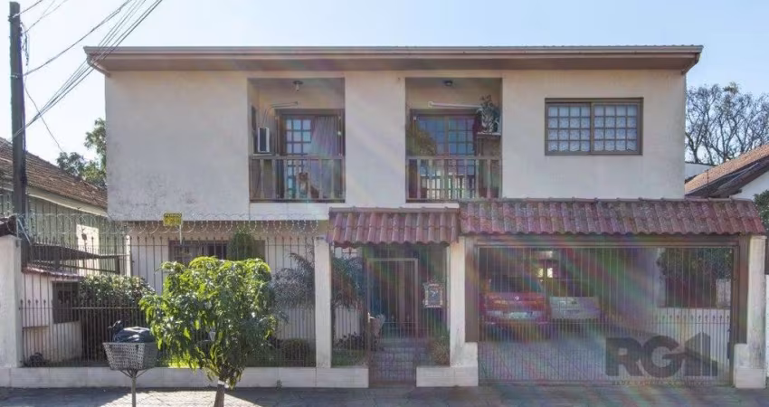 Casa de alvenaria, 3 quartos, 1 suíte, 4 banheiros e 5 vagas de garagem.