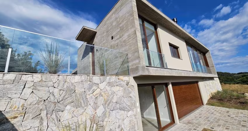 Casa de condomínio, 3 dormitórios, 3 suítes, 2 vagas de garagem.