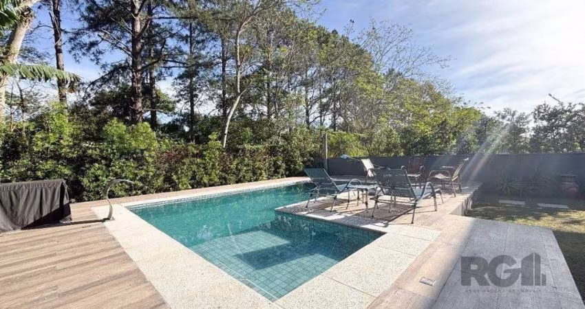Casa em condomínio com pátio, piscina, 3 suítes e 2 vagas