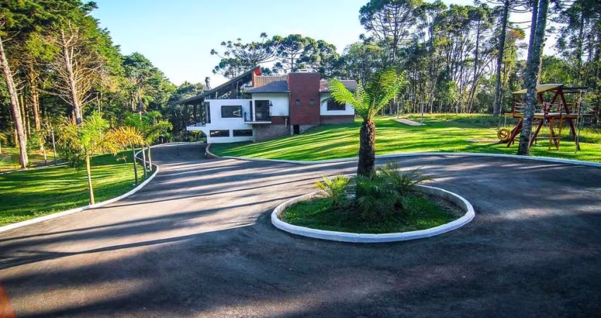 Casa Alto Padrão localizada a 5 quilômetros do centro de Canela, em meio a natur