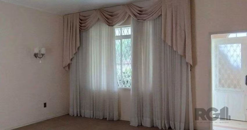 Casa à venda com 480m², 4 dormitórios, 2 suítes, 2 vagas, no bairro Vila Assunçã