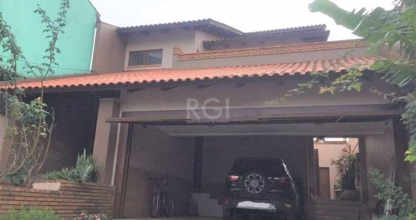 Casa de 270m² - 3 dormitórios, 1 suíte, churrasqueira, pátio e 3 vagas de garage