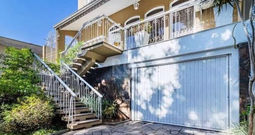 Excelente casa de 264m² com 4 dormitórios no bairro Menino Deus
