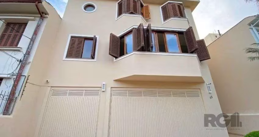 Excelente casa de 465m² com 3 dormitórios e 5 vagas de garagem.