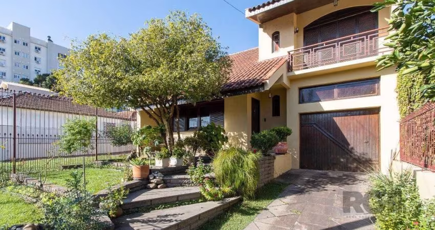 Casa tipo sobrado, com 3 dormitórios em Canoas