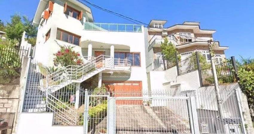 Casa para Venda - 279m², 3 dormitórios, sendo 1 suites, 4 vagas - Teresópolis