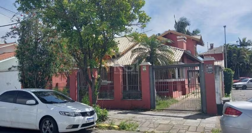Casa para Venda - 450m², 2 dormitórios, sendo 1 suites, 3 vagas - Centro