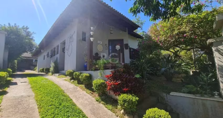Casa em lindo terreno alto ao nível da rua medindo 10 × 32 onde consta uma resid