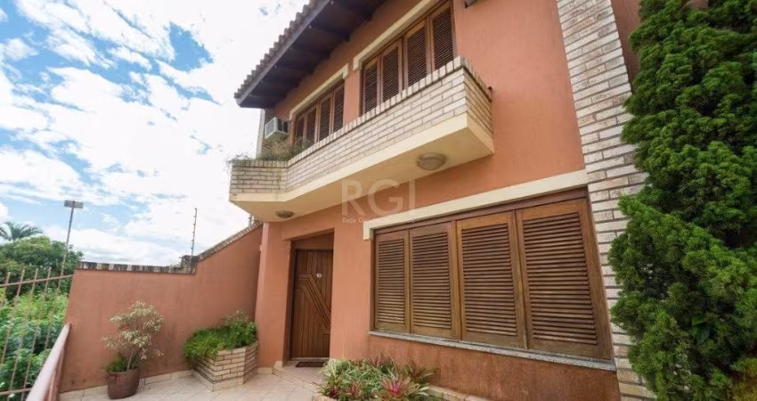 Casa Condominio para Venda - 240m², 3 dormitórios, sendo 1 suites, 3 vagas - Tri